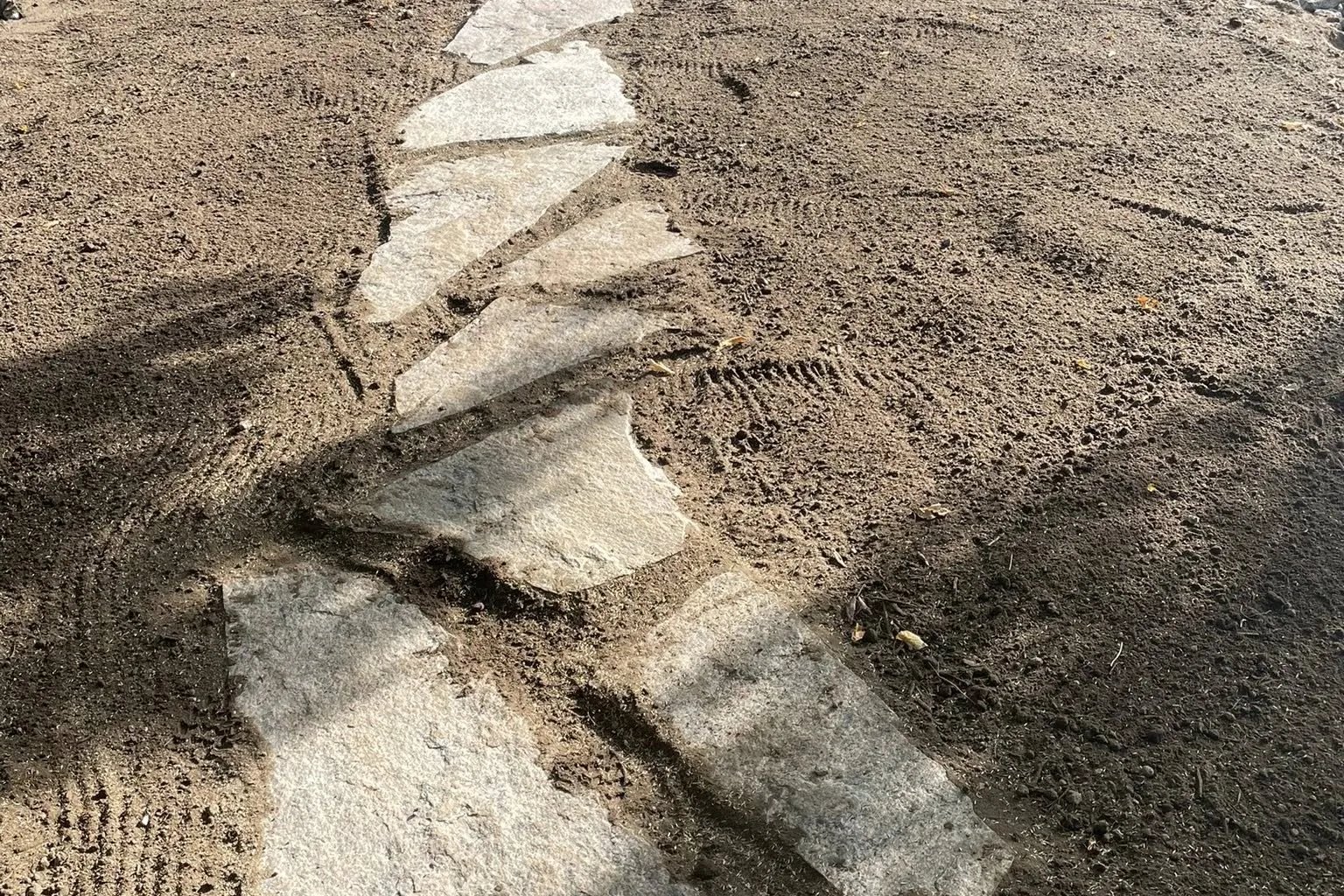 Natural flagstone stepping stones set by Bouwers Design Landscaping